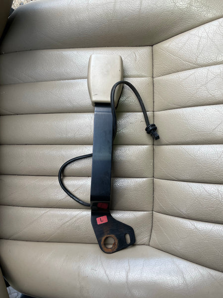 Daimler Jaguar XJ40 93-94 Models AEE DOESKIN left front seat belt buckle for electric seats. BEC14259AEE