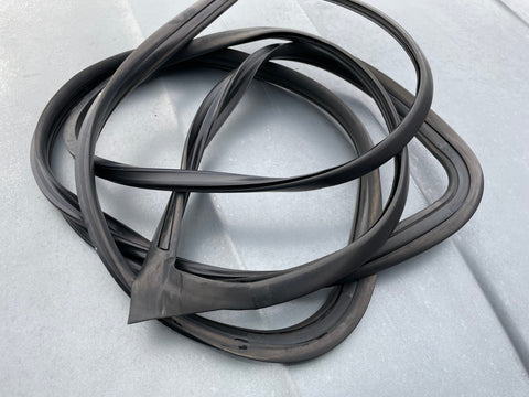 Jaguar X300 94-97 front wind screen rubber outer finisher seal