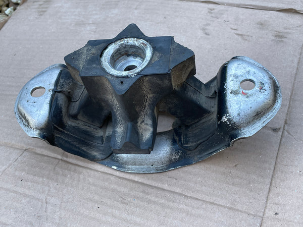 Daimler Jaguar X300 X330 Autobox automatic transmission mount support centre rubber bush MNA7550AC