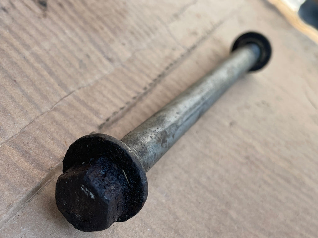 Daimler Jaguar X300 XJ40 XJ6 rear Hub pivot pin lower fulcrum bolt