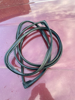 Jaguar XJ40 88-93 front screen rubber outer finisher seal