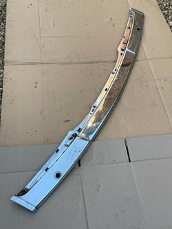 Jaguar XJ40 front bumper chrome centre for models with headlamp washers. Poor condition 4/10, bubbling all over the chrome. BEC24151